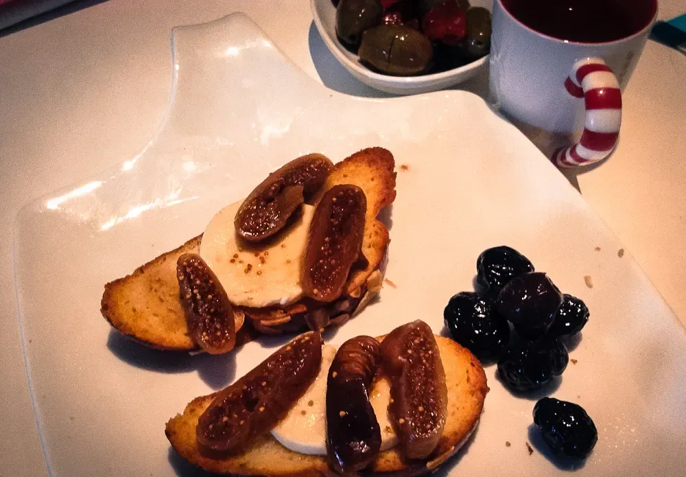 Keçi Peynirli ve İncirli Bruschetta